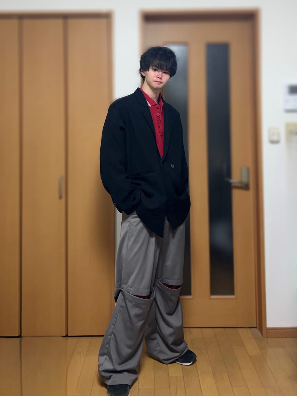 「メンズコーデ、大学生、ポロシャツ、テーラードジャケット、スラックス、GRANCY、adrer、スニーカー、着回しコーデ、チュール、きれいめカジュアル、学生コーデ、デートコーデ、キレイめ、春コーデ」｜「GRANCYの【GRANCY】Tulle Layereddesign Slacks / チュール レイヤードデザイン スラックス（スラックス、グレー系）」を使った、Kaiさん（メンズ・173cm）の冬コーディネートの1枚目の写真