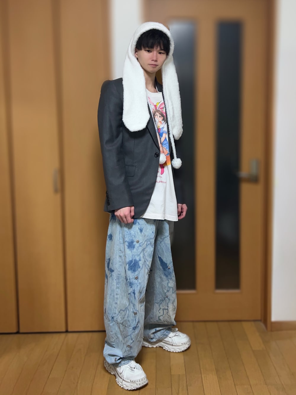 「テーラードジャケット、春コーデ、ジャケット、メンズコーデ、大学生、doublet、GRANCY、whinny、ドメブラ、JOHN LAWRENCE SULLIVAN、アニメT、厚底シューズ、きれいめカジュアル、デニムパンツ、春めき満開コーデ」｜「WhinnyのWhinny/最強うさジャンプ帽（ニットキャップ/ビーニー、ホワイト系）」を使った、Kaiさん（メンズ・173cm）の春コーディネートの1枚目の写真