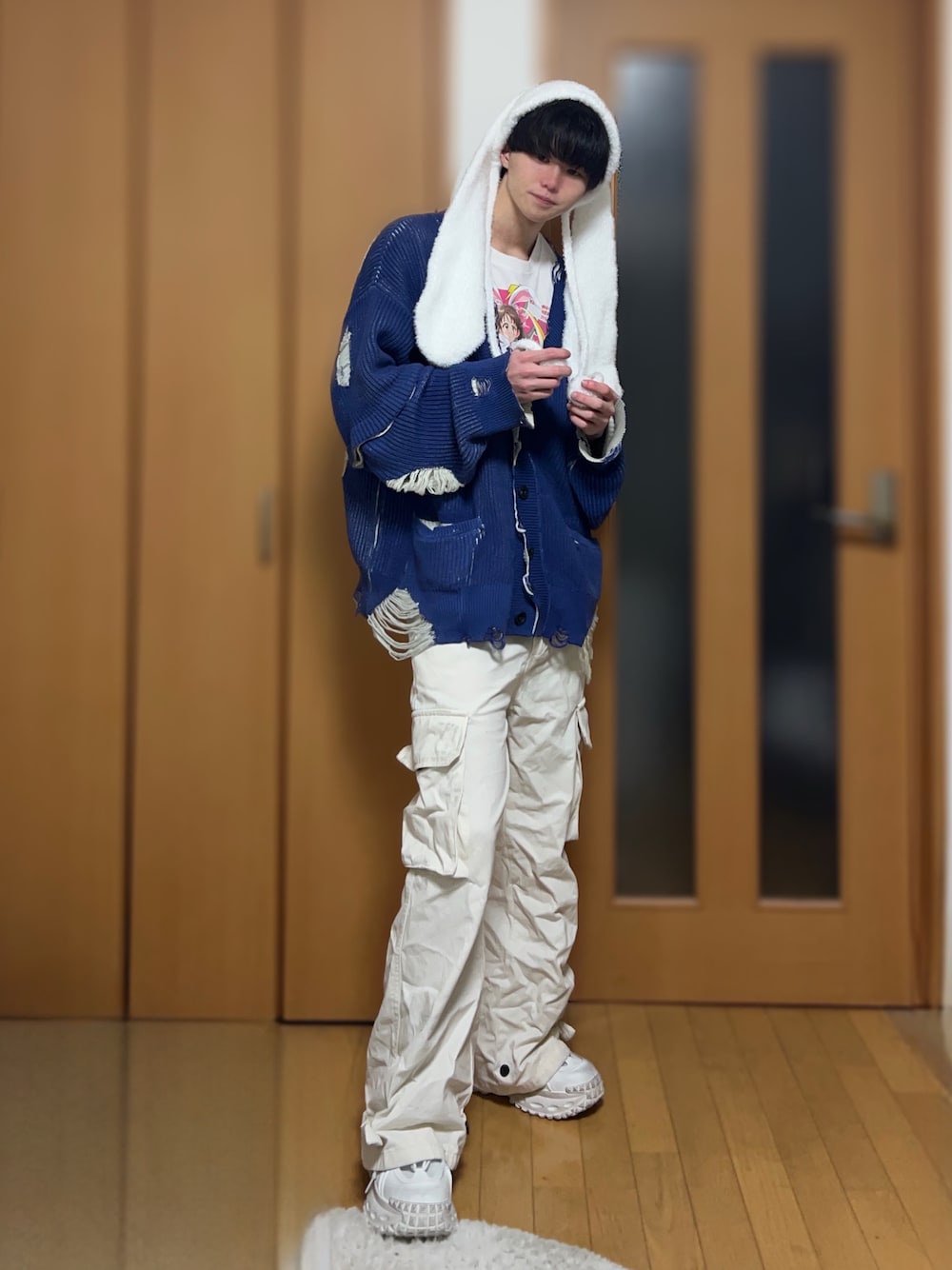 「春コーデ、doublet、GRANCY、CLEL、カーディガン、アニメT、ダッドスニーカー、厚底スニーカー、ポップ、うさ耳、大学生、ドメブラ、春服、whinny、ゆるコーデ」｜「WhinnyのWhinny/最強うさジャンプ帽（ニットキャップ/ビーニー、ホワイト系）」を使った、Kaiさん（メンズ・173cm）の春コーディネートの1枚目の写真