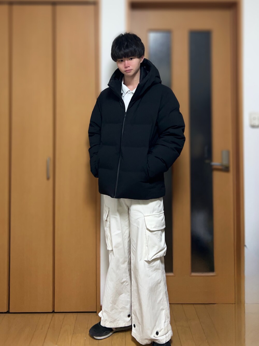 「シンプル、冬コーデ、真冬のあったかスタイル、シンプルコーデ、大学生、ダウンジャケット、フレアパンツ、UNIQLO、CLEL、着回しコーデ、通学コーデ、ゆるコーデ、ラフコーデ、プチプラ、カジュアル」｜「ADRERのdolman sleeve open color shirt/ドルマンスリーブオープンカラーシャツ（シャツ/ブラウス、ホワイト系）」を使った、Kaiさん（メンズ・173cm）の冬コーディネートの1枚目の写真