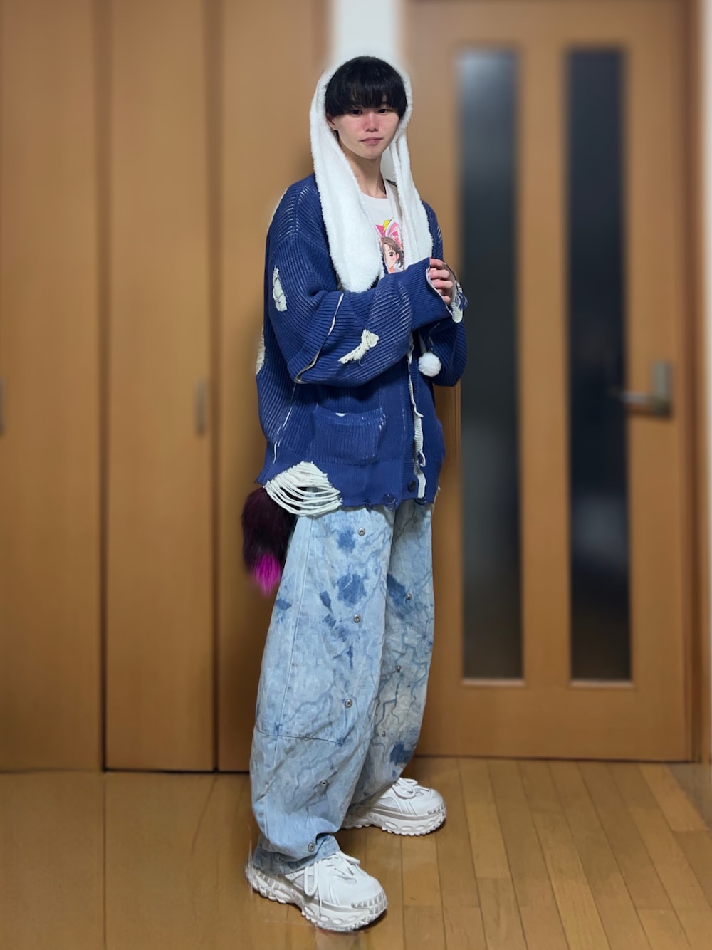 「春色、ゆるコーデ、ポップ、春コーデ、うさぎ、whinny、GRANCY、SPINNS、ダッドスニーカー、ラフコーデ、大学生、カーディガン、デニムパンツ、doublet、ドメブラ」｜「WhinnyのWhinny/最強うさジャンプ帽（ニットキャップ/ビーニー、ホワイト系）」を使った、Kaiさん（メンズ・173cm）の冬コーディネートの1枚目の写真