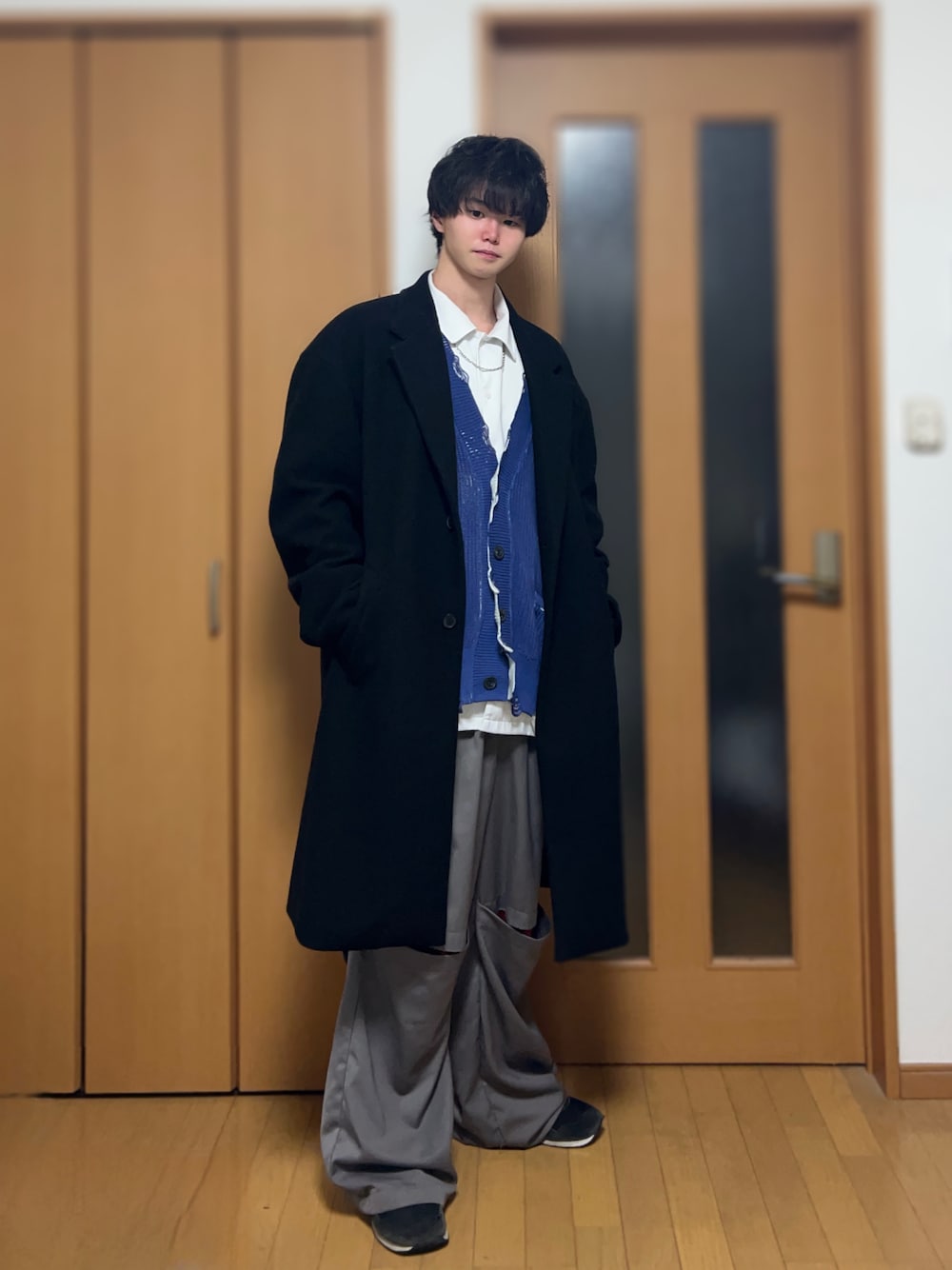「真冬のあったかスタイル、冬コーデ、きれいめカジュアル、大学生、メンズファッション、コート、ダメージカーディガン、カーディガン、スラックス、GRANCY、adrer、ユニクロ、デートコーデ、シック、初春コーデ」｜「ADRERの【ADRER】サージカルステンレスネックレス（ネックレス、シルバー系）」を使った、Kaiさん（メンズ・173cm）の冬コーディネートの1枚目の写真