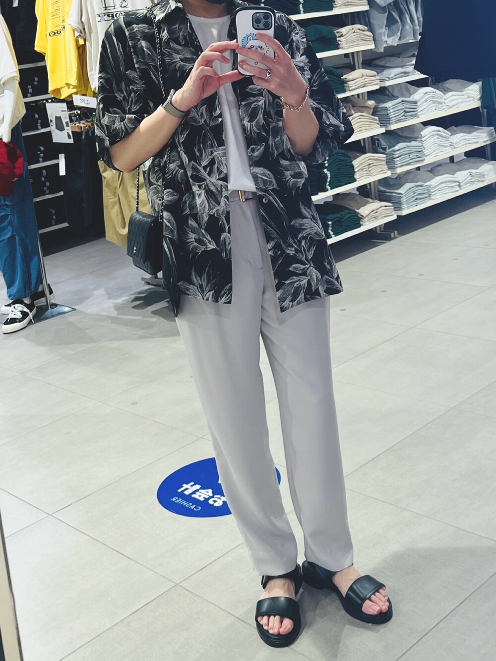 「夏コーデ、きれいめカジュアル、柄シャツ、タンクトップ、テーパードパンツ、サンダル、ショルダーバッグ、ブレスレット、STUDIOUS、Lui's、UNITED TOKYO、CULLNI、chanel、おしゃれさんと繋がりたい、いいね、save、フォローお願いします🤑」｜「STUDIOUSの【STUDIOUS×UNITED TOKYO】 ASSORTED PATTERN SHORT SLEEVE SHIRT 接触冷感/防シワ/速乾性（シャツ/ブラウス、ブラック系）」を使った、shiroさん（メンズ・166cm）の夏コーディネートの1枚目の写真