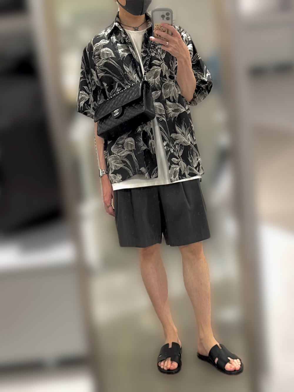 「メンズコーデ、柄シャツ、タンクトップ、ショートパンツ、サンダル、ショルダーバッグ、アクセサリー、STUDIOUS、UNITED TOKYO、Lui's、ATTACHMENT、HERMES、chanel、おしゃれさんと繋がりたい、いいね、save、フォローお願いします🤑」｜「STUDIOUSの【STUDIOUS×UNITED TOKYO】 ASSORTED PATTERN SHORT SLEEVE SHIRT 接触冷感/防シワ/速乾性（シャツ/ブラウス、ブラック系）」を使った、shiroさん（骨格ストレート・メンズ・166cm）の夏コーディネートの1枚目の写真