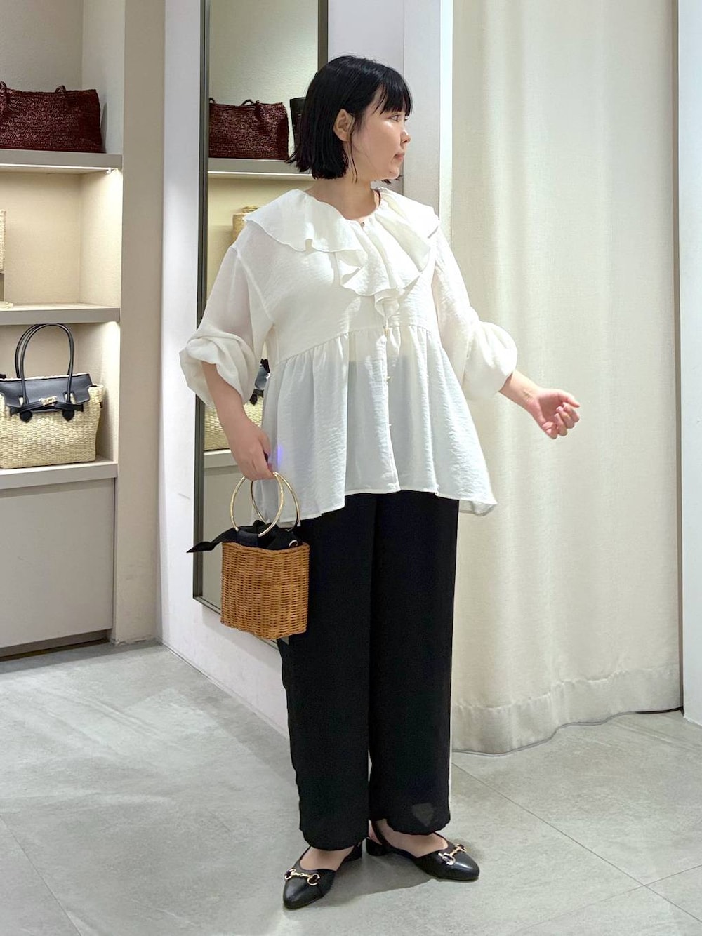ブラック系のその他パンツ、ブラック系のパンプス、ブラウン系のかごバッグを着用したレディースの夏コーディネートの1枚目の写真