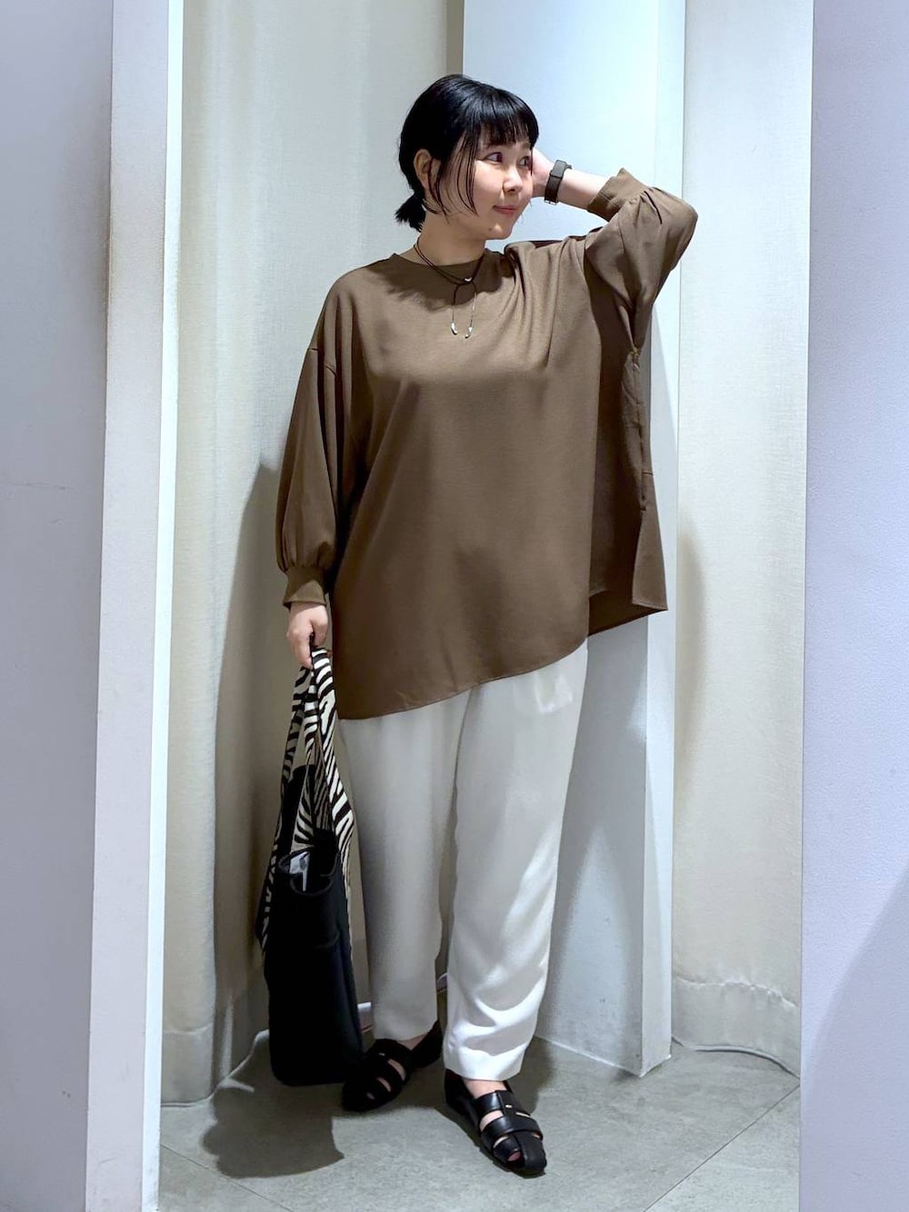 ブラック系のパンプス、ホワイト系のその他パンツ、ブラウン系のシャツ/ブラウスを着用したレディースの春コーディネートの1枚目の写真
