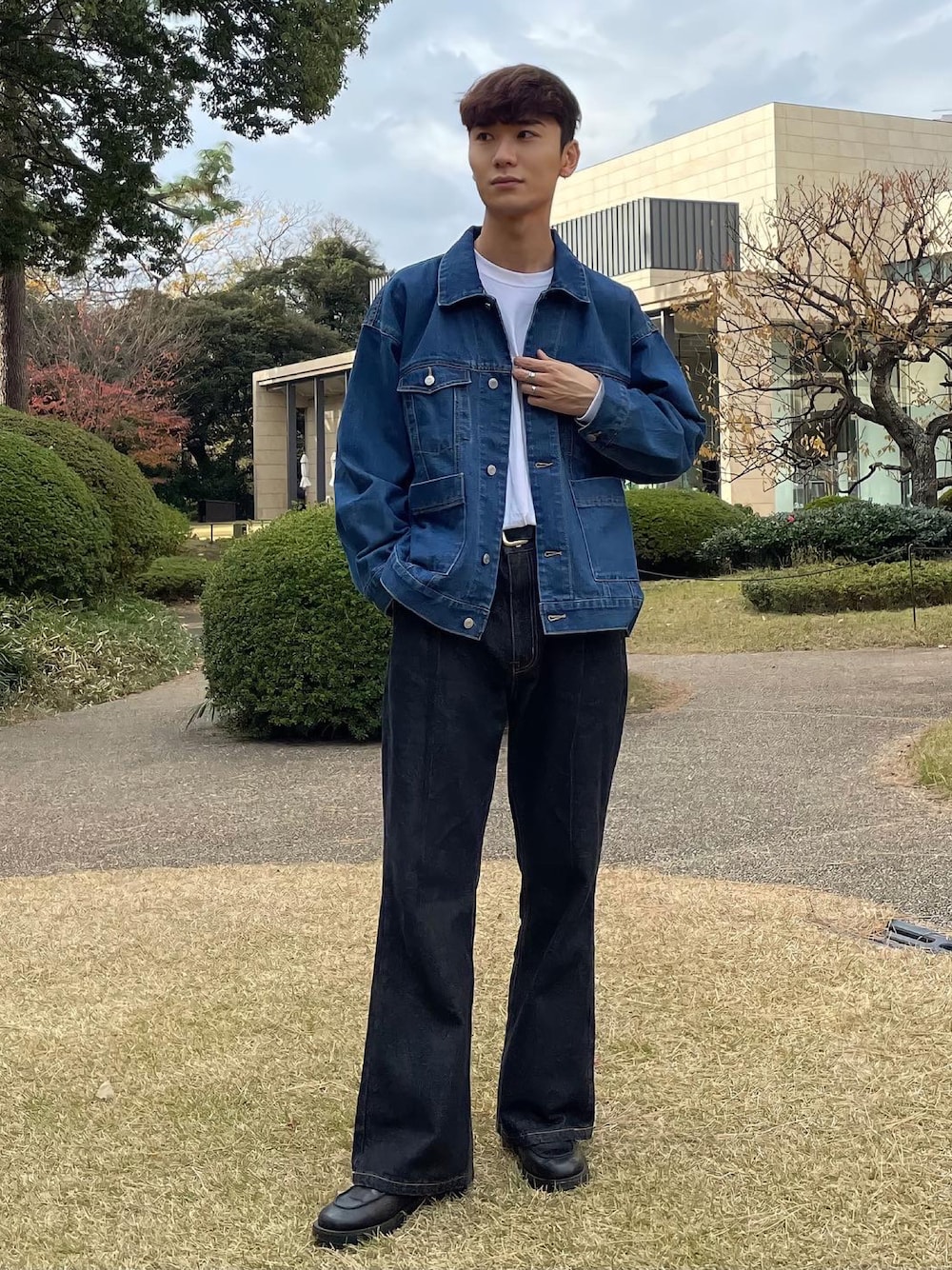 ブラック系のドレスシューズ、ホワイト系のTシャツ/カットソー、ブラック系のデニムパンツを着用したメンズの冬コーディネートの1枚目の写真