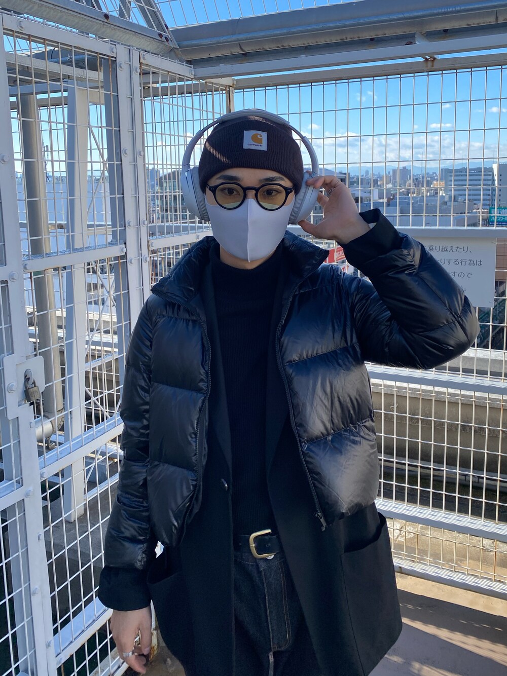 「ニット、デニム、ニット帽、ブラックコーデ、大人カジュアル、carhartt、休日スタイル、デニムパンツ、フレアパンツ、CouleurMeler」｜「Couleur MelerのCouleur Meler sakasa　tuck flare wide denim（デニムパンツ、ブラック系）」を使った、sakasaさん（メンズ・180cm）の冬コーディネートの1枚目の写真