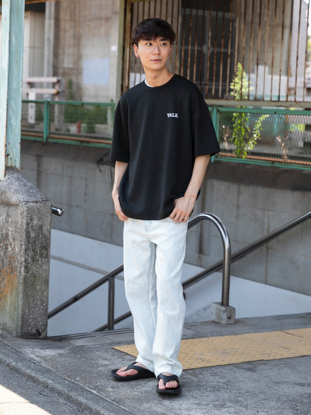 ブラック系のサンダル、ブルー系のデニムパンツ、ブラック系のTシャツ/カットソーを着用したメンズの夏コーディネートの1枚目の写真