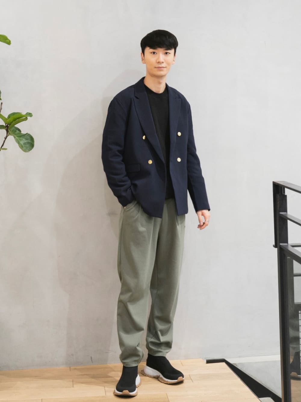 グリーン系のその他パンツ、ブルー系のテーラードジャケット、ブラック系のスウェットを着用したメンズの冬コーディネートの1枚目の写真