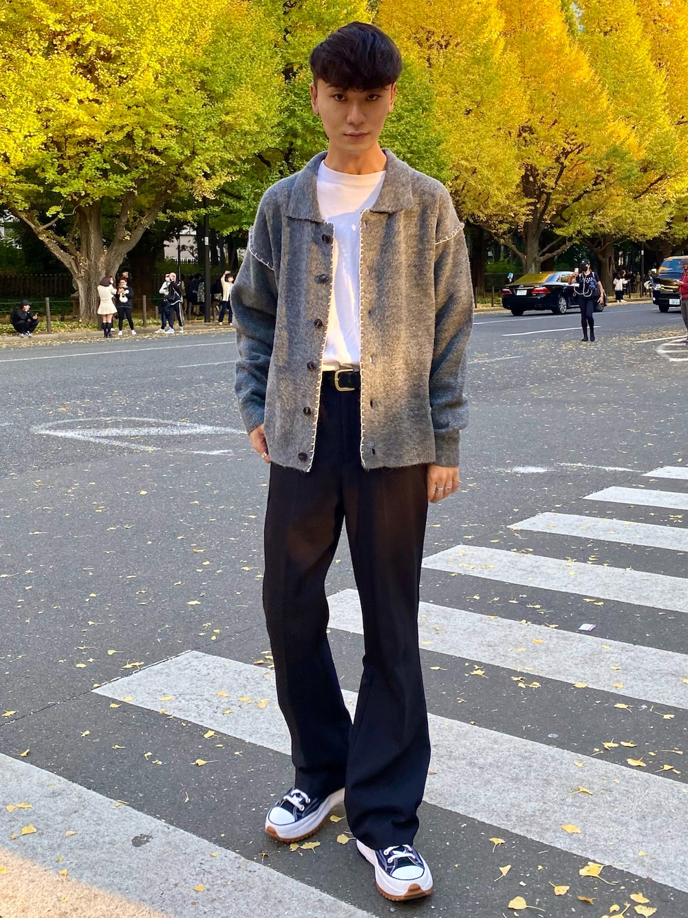 ブラック系のスニーカー、ブラック系のその他パンツ、グレー系のカーディガン/ボレロを着用したメンズの冬コーディネートの1枚目の写真