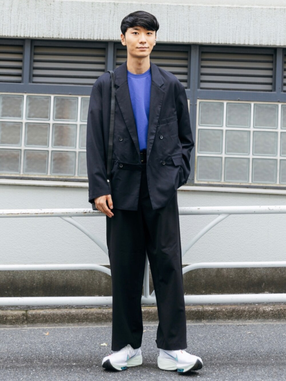 「スラックス、ブルー、URBAN RESEARCH、SENSEOFPLACE、ジャケット、テーラードジャケット、ダブルジャケット、スウェット、タックイン、プチプラ、セットアップ、休日スタイル、秋コーデ、モノトーン、スニーカーコーデ」｜「NIKEのアイテム（シューズ、ホワイト系）」を使った、sakasaさん（メンズ・180cm）の秋コーディネートの1枚目の写真