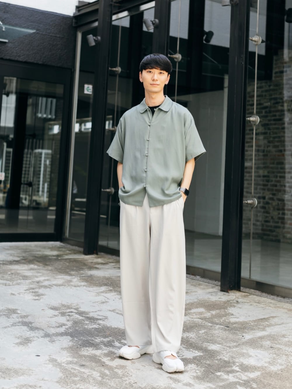 ホワイト系のスニーカー、ベージュ系のその他パンツ、グリーン系のシャツ/ブラウスを着用したメンズの夏コーディネートの1枚目の写真