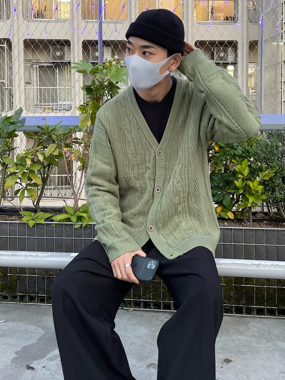 ブラック系のTシャツ/カットソー、グリーン系のカーディガン/ボレロ、ブラック系のその他パンツを着用したメンズの冬コーディネートの1枚目の写真