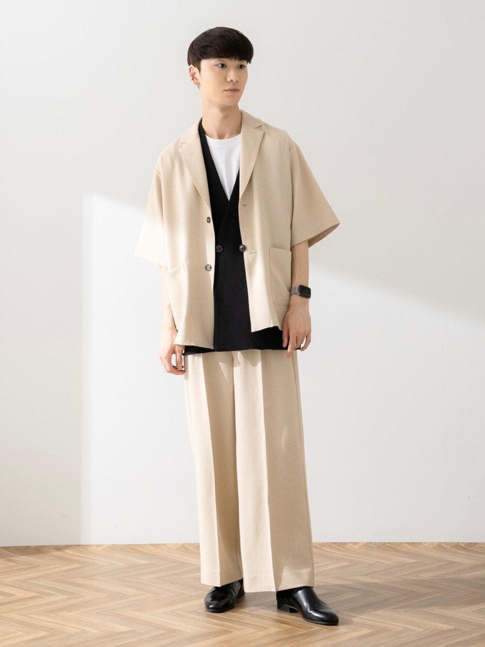 ブラック系のその他シューズ、ブラック系のベスト、ホワイト系のTシャツ/カットソーを着用したメンズの秋コーディネートの1枚目の写真