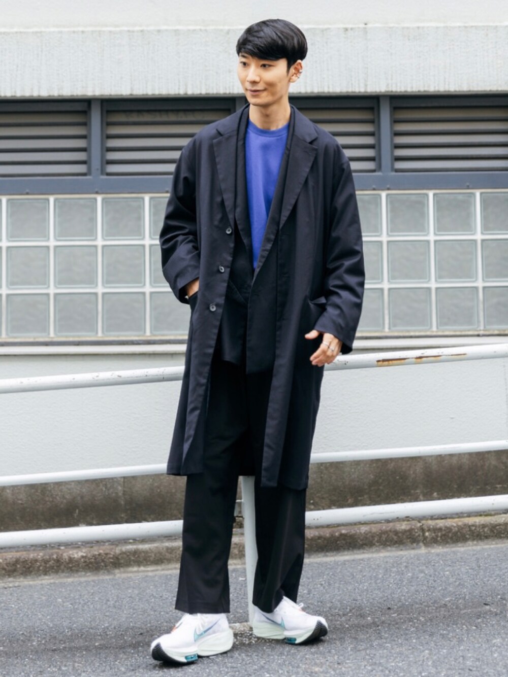 ホワイト系のシューズ、ブラック系のその他パンツ、ブルー系のその他アウターを着用したメンズの秋コーディネートの1枚目の写真