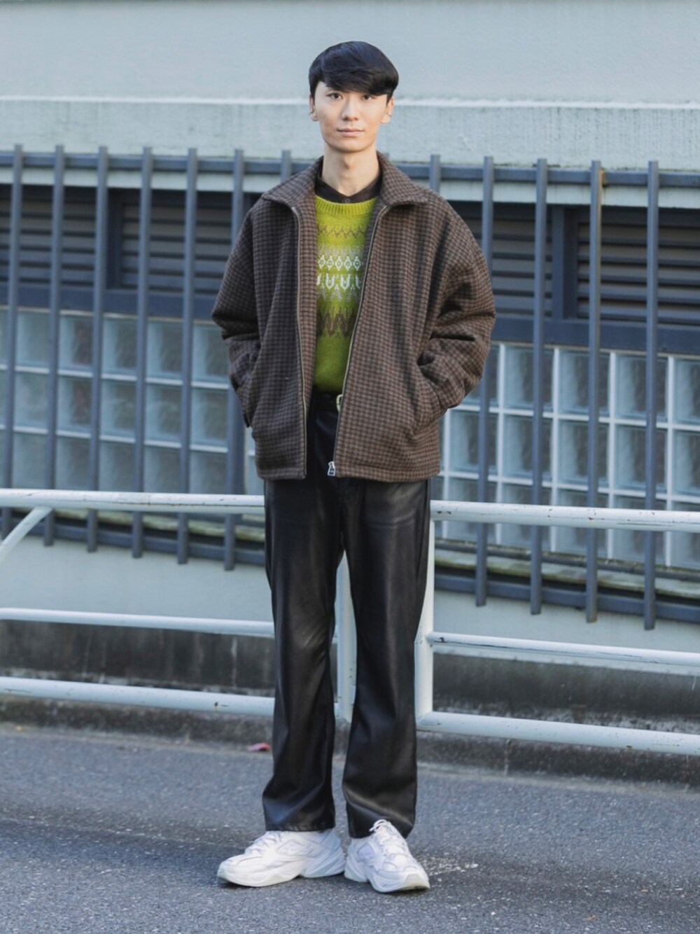 「シンプル、スニーカーコーデ、休日スタイル、SENSEOFPLACE、ノルディック柄、レザーパンツ、ホワイトコーデ、キュウシン柄、チェック柄に恋してる、マイベストコーデ2021」｜「NIKEのアイテム（シューズ、ホワイト系）」を使った、sakasaさん（メンズ・180cm）の冬コーディネートの1枚目の写真