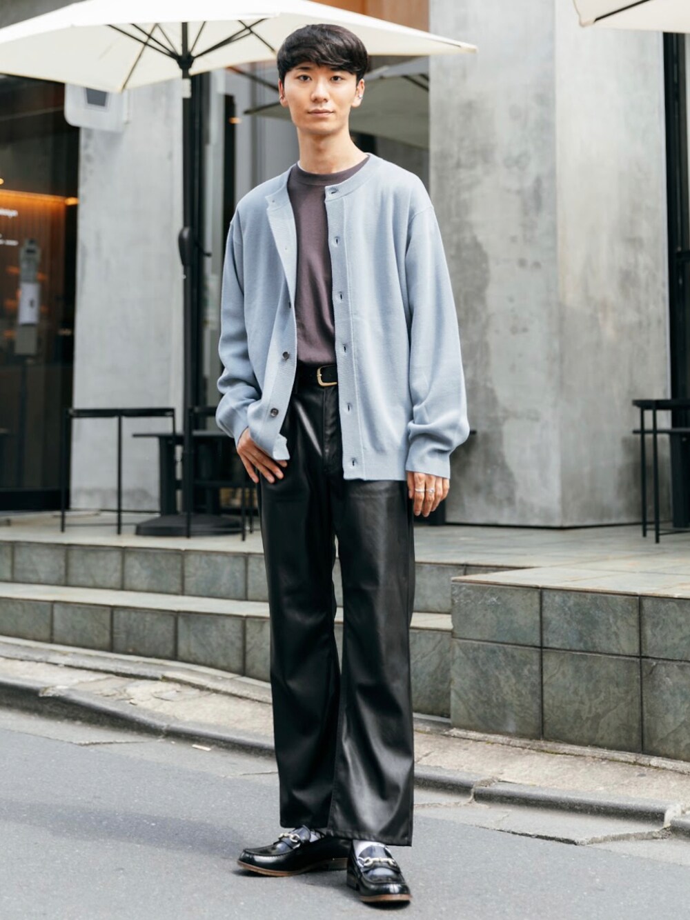 ブラック系のローファー、ブラック系のスラックス、パープル系のTシャツ/カットソーを着用したメンズの秋コーディネートの1枚目の写真