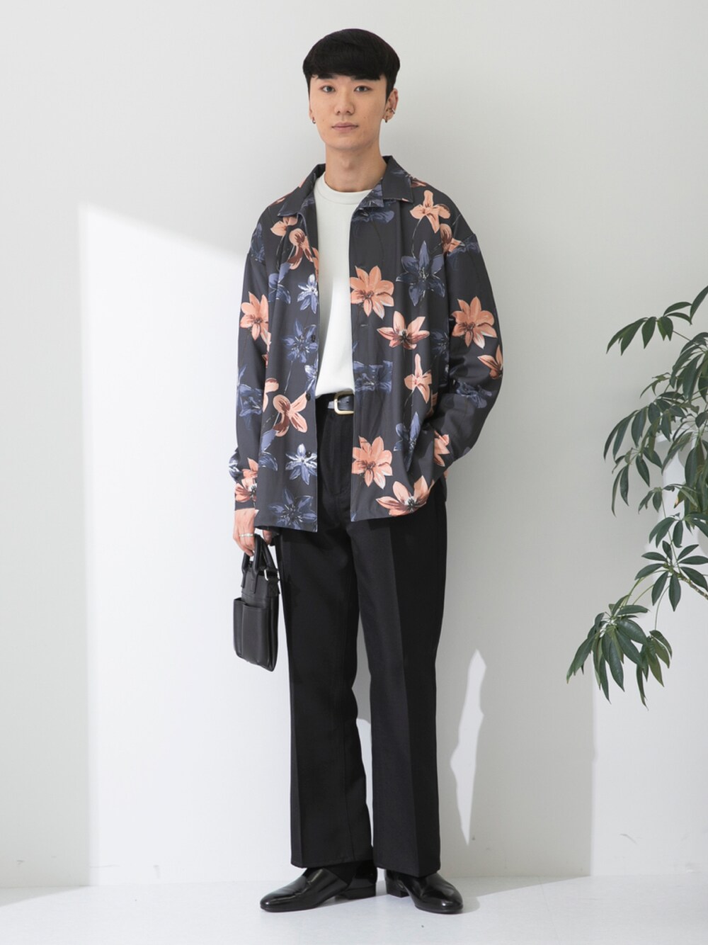 ブラック系のその他シューズ、ブラック系のスラックス、ブラック系のショルダーバッグを着用したメンズの春コーディネートの1枚目の写真