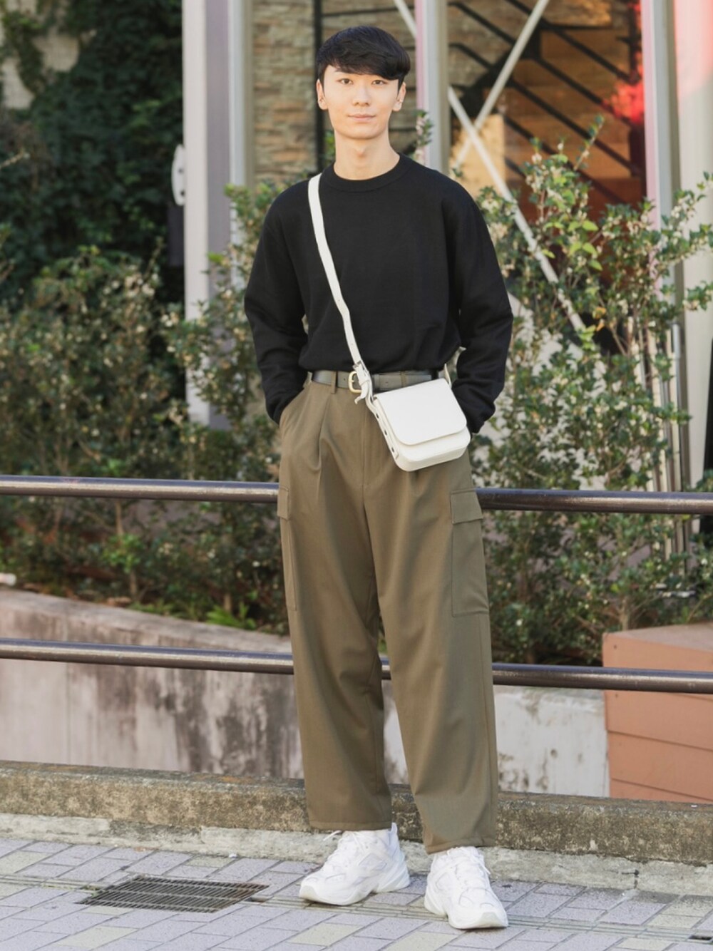 ホワイト系のシューズ、グリーン系のその他パンツ、ホワイト系のショルダーバッグを着用したメンズの冬コーディネートの1枚目の写真