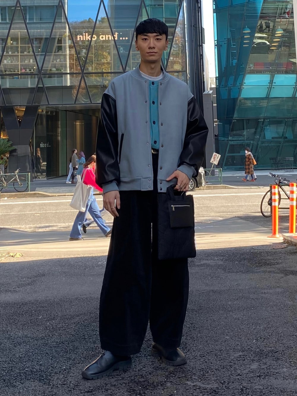 ブラック系のスリッポン、ブラック系のその他パンツ、ブルー系のカーディガン/ボレロを着用したメンズの冬コーディネートの1枚目の写真