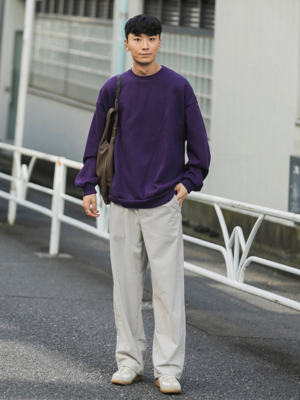 ホワイト系のスニーカー、ベージュ系のその他パンツ、ブラウン系のトートバッグを着用したメンズの秋コーディネートの1枚目の写真