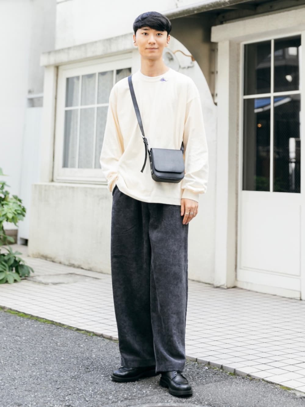 ブラック系のシューズ、グレー系のその他パンツ、ブラック系のショルダーバッグを着用したメンズの秋コーディネートの1枚目の写真