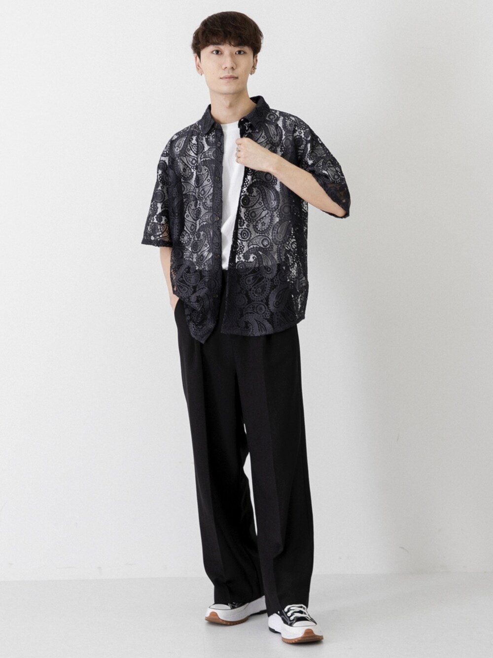 ブラック系のスニーカー、ホワイト系のTシャツ/カットソー、ブラック系のパンツを着用したメンズの夏コーディネートの1枚目の写真