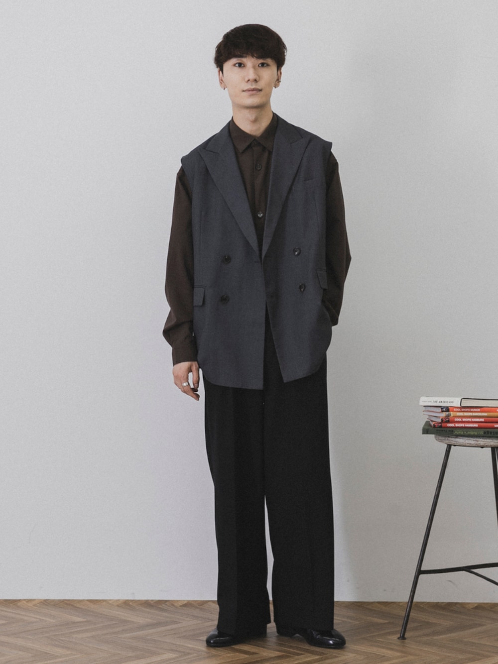 ブラック系のその他シューズ、ブラウン系のシャツ/ブラウス、グレー系のベストを着用したメンズの秋コーディネートの1枚目の写真