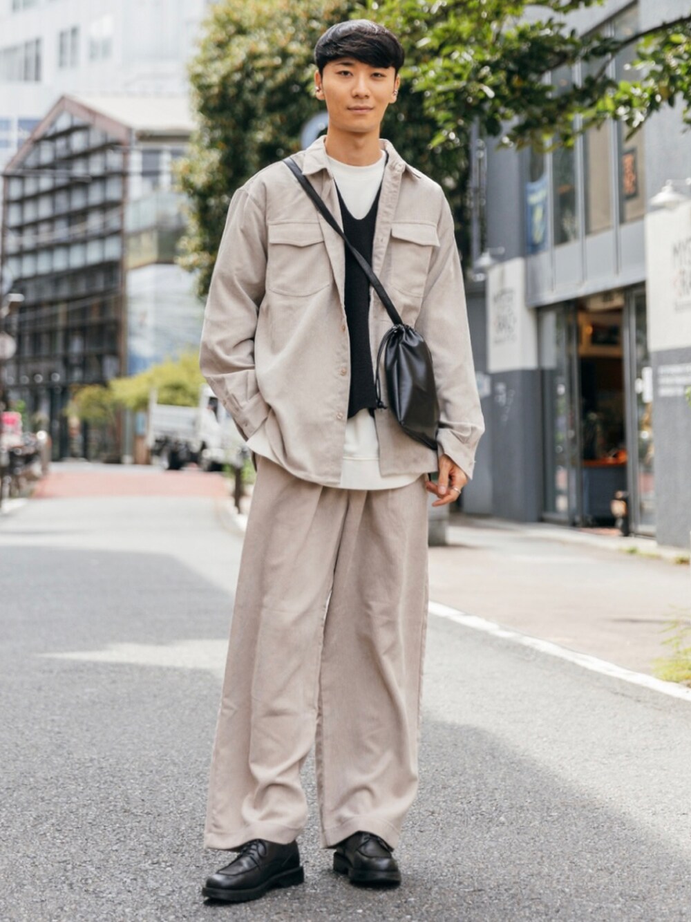ブラック系のドレスシューズ、ベージュ系のその他パンツ、ブラック系のバックパック/リュックを着用したメンズの秋コーディネートの1枚目の写真