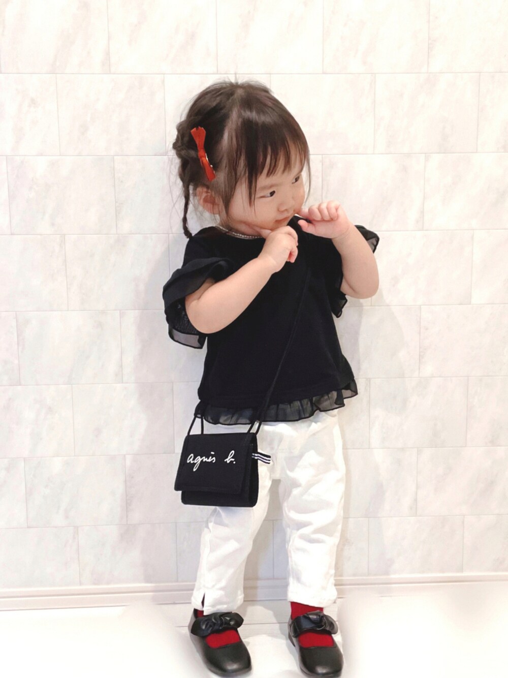 「キッズコーデ、女の子、モノトーン、プチプラ、秋のコーデ、バレエシューズ、ポシェット、休日スタイル、西松屋」｜「BRANSHESのプレミアムストレッチデニムカプリパンツ（デニムパンツ、ホワイト系）」を使った、✿KURiMi✿さん（キッズ・100cm）の秋コーディネートの1枚目の写真