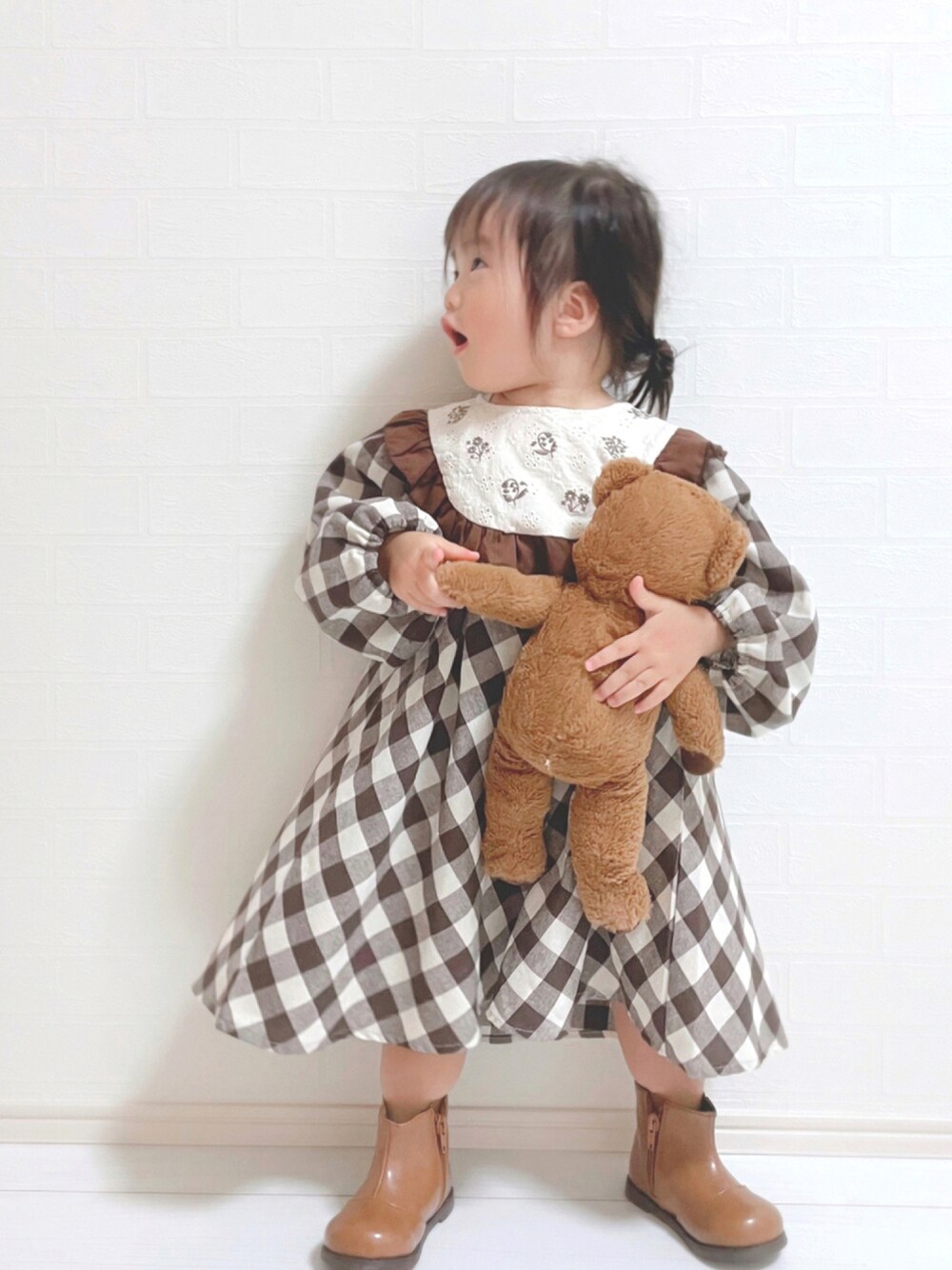 「チェック、ワンピース、ブーツ、しまむら、休日スタイル、女の子、秋コーデ、キッズファッション、秋トレンド2021、だから秋服が好き」｜「しまむらのアイテム（ワンピース、ブラウン系）」を使った、✿KURiMi✿さん（キッズ・100cm）の秋コーディネートの1枚目の写真
