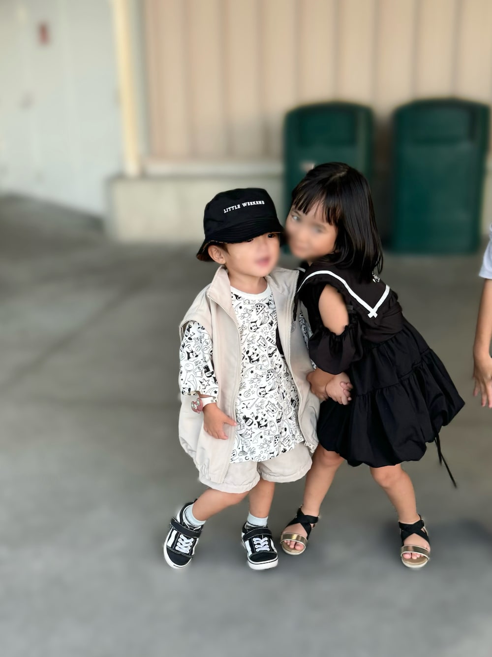 「秋服準備はじめました、キッズコーデ、男の子コーデ、ペアマノンストリート、pairmanon、セットアップ、ベスト、淡色コーデ、テーマパークコーデ、ストリート」｜「PAIRMANON STREETの【PAIRMANON STREET】【取り外し可能】ベストにもなる 2WAY ナイロン ブルゾン（ナイロンジャケット、ホワイト系）」を使った、✿KURiMi✿さん（キッズ・100cm）の秋コーディネートの1枚目の写真
