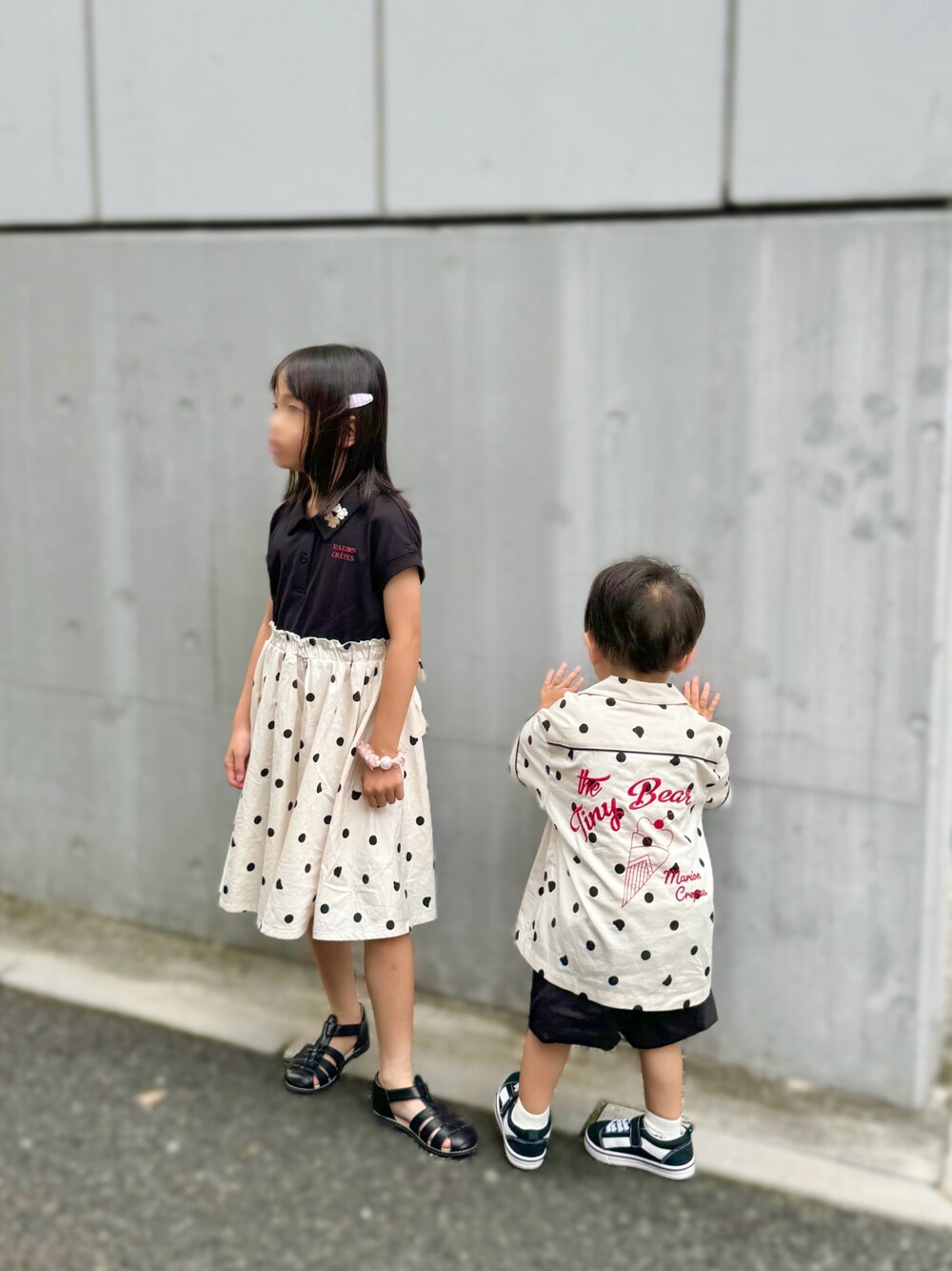 「秋っぽコーデ更新中、プチプラ、リンクコーデ、モノトーン、キッズファッション、おでかけコーデ、女の子コーデ、男の子コーデ、アプレレクール」｜「apres les coursのマリオンクレープ×tiny bear シャツ（シャツ/ブラウス、その他）」を使った、✿KURiMi✿さん（キッズ・100cm）の秋コーディネートの1枚目の写真