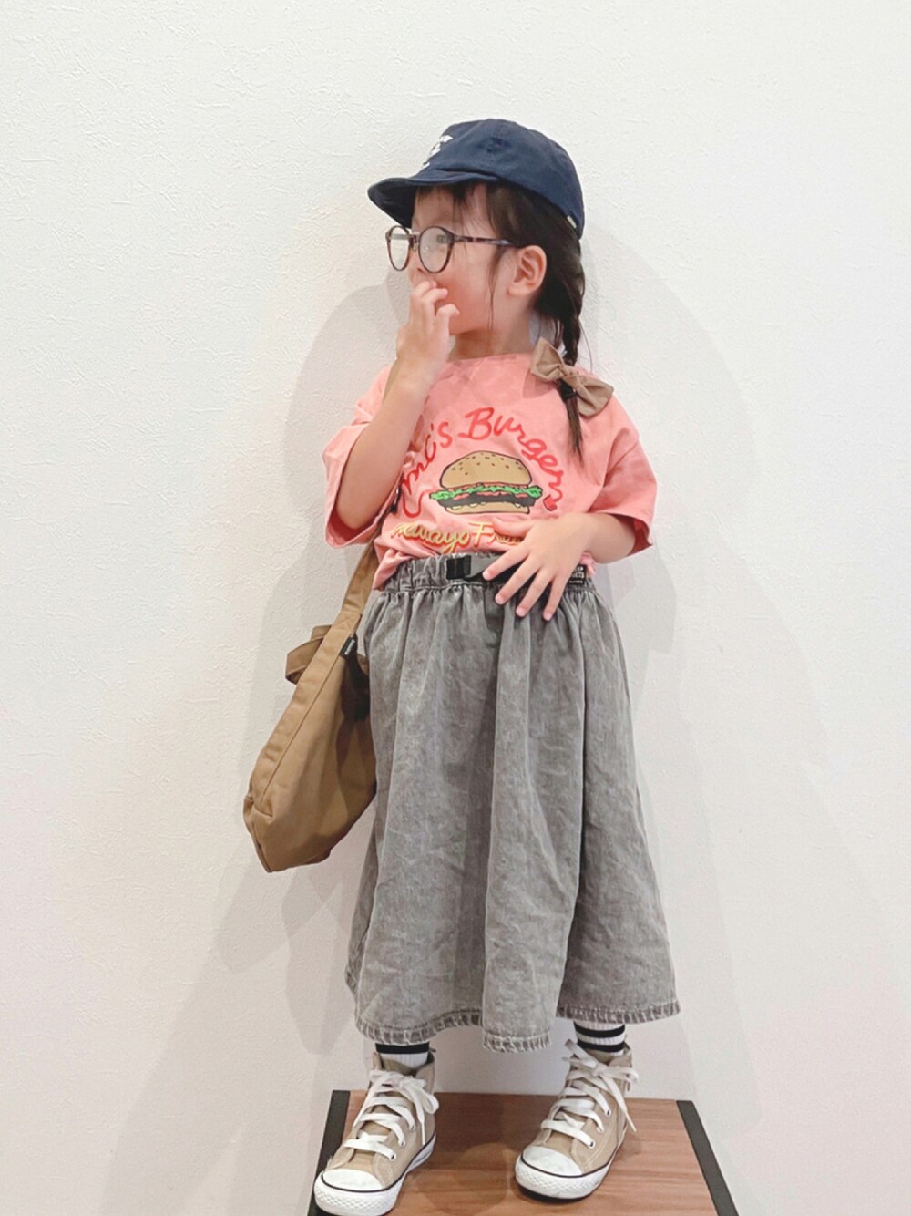 「キッズファッション、プチプラ、Tシャツ、デニム、スカート、キャップ、ハイカットスニーカー、コンバース、めがね、ショルダーバッグ」｜「Life Support ProductsのプリントＴシャツ（L-6666/80～150cm）（Tシャツ/カットソー、ピンク系）」を使った、✿KURiMi✿さん（キッズ・100cm）の秋コーディネートの1枚目の写真