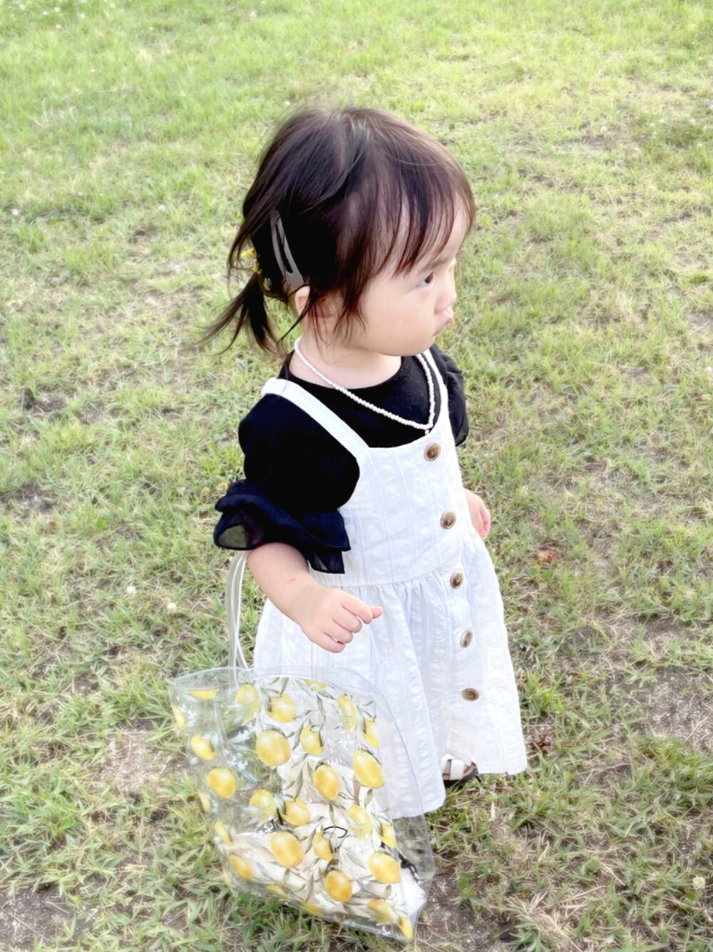 「夏コーデ、お散歩コーデ、ワンピース、サンダル、クリアバッグ、プチプラ、ロングワンピース、モノトーン、女の子、1歳」｜「♡のｵﾀｸ系女子とおっかけ女子風🤣（その他、その他）」を使った、✿KURiMi✿さん（キッズ・100cm）の夏コーディネートの1枚目の写真