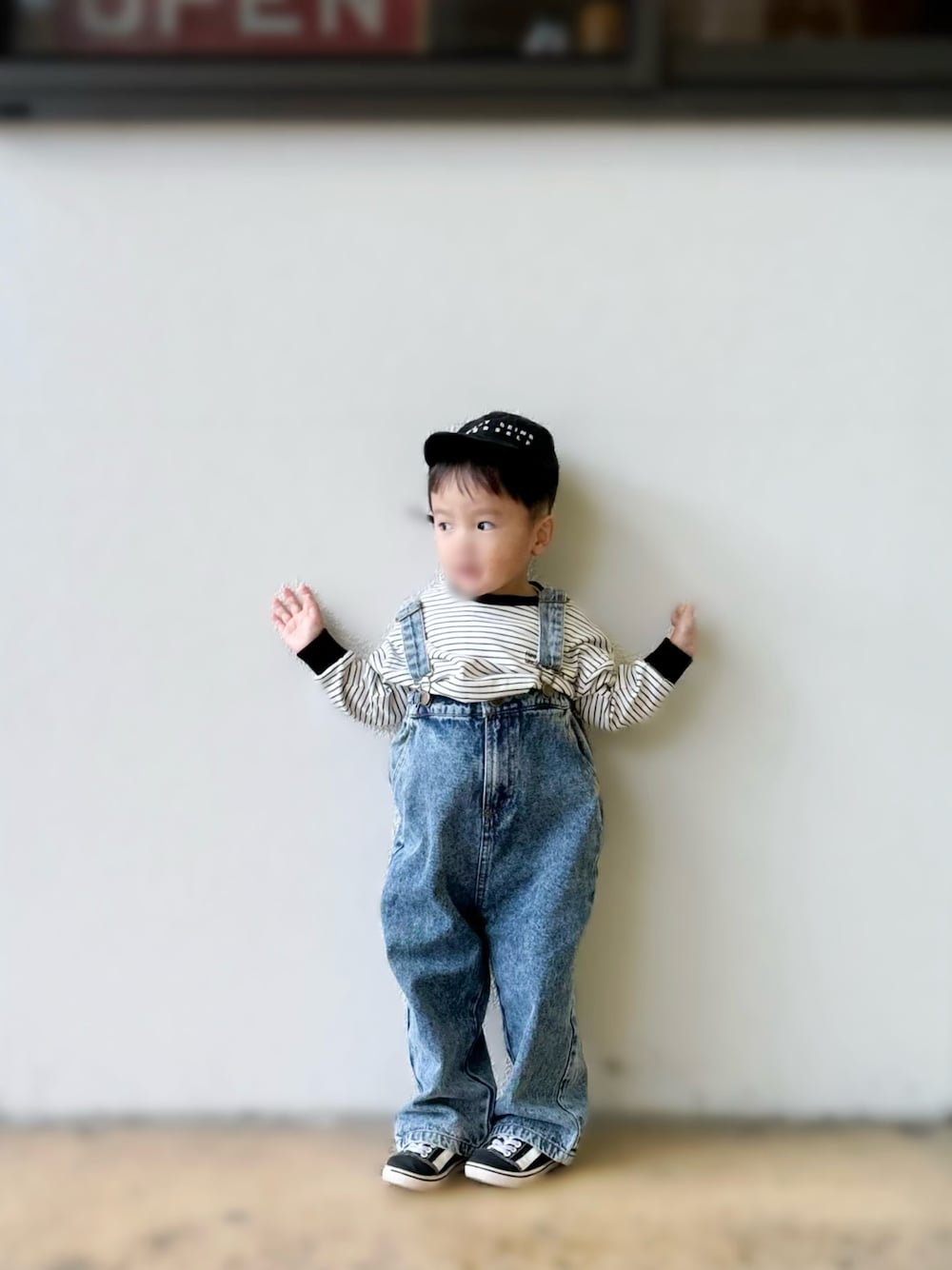 「キッズコーデ、男の子、デニム、キャップ、春コーデ、しまむら」｜「p.premierのロゴキャップ（キャップ、ブラック系）」を使った、✿KURiMi✿さん（キッズ・90cm）の春コーディネートの1枚目の写真