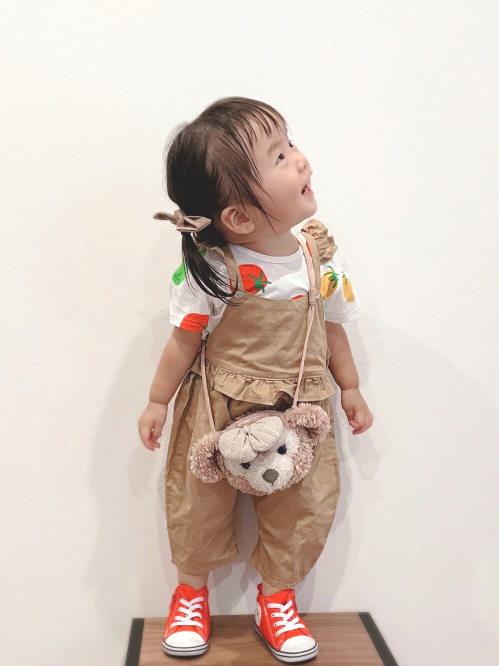 「キッズコーデ、サロペット、Tシャツ、コンバース、赤コンバース、ハイカットスニーカー、西松屋、ポシェット、女の子」｜「Birthdayのアイテム（サロペット/オーバーオール、ベージュ系）」を使った、✿KURiMi✿さん（キッズ・100cm）の秋コーディネートの1枚目の写真