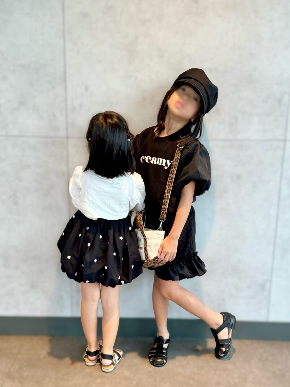 「姉妹コーデ、休日スタイル、モノトーン、プチプラ、リンクコーデ、きれいめカジュアル、キッズコーデ」｜「coca（coca）のキッズ パフスリーブロゴTシャツ（Tシャツ/カットソー、ブラック系）」を使った、✿KURiMi✿さん（キッズ・100cm）の秋コーディネートの1枚目の写真