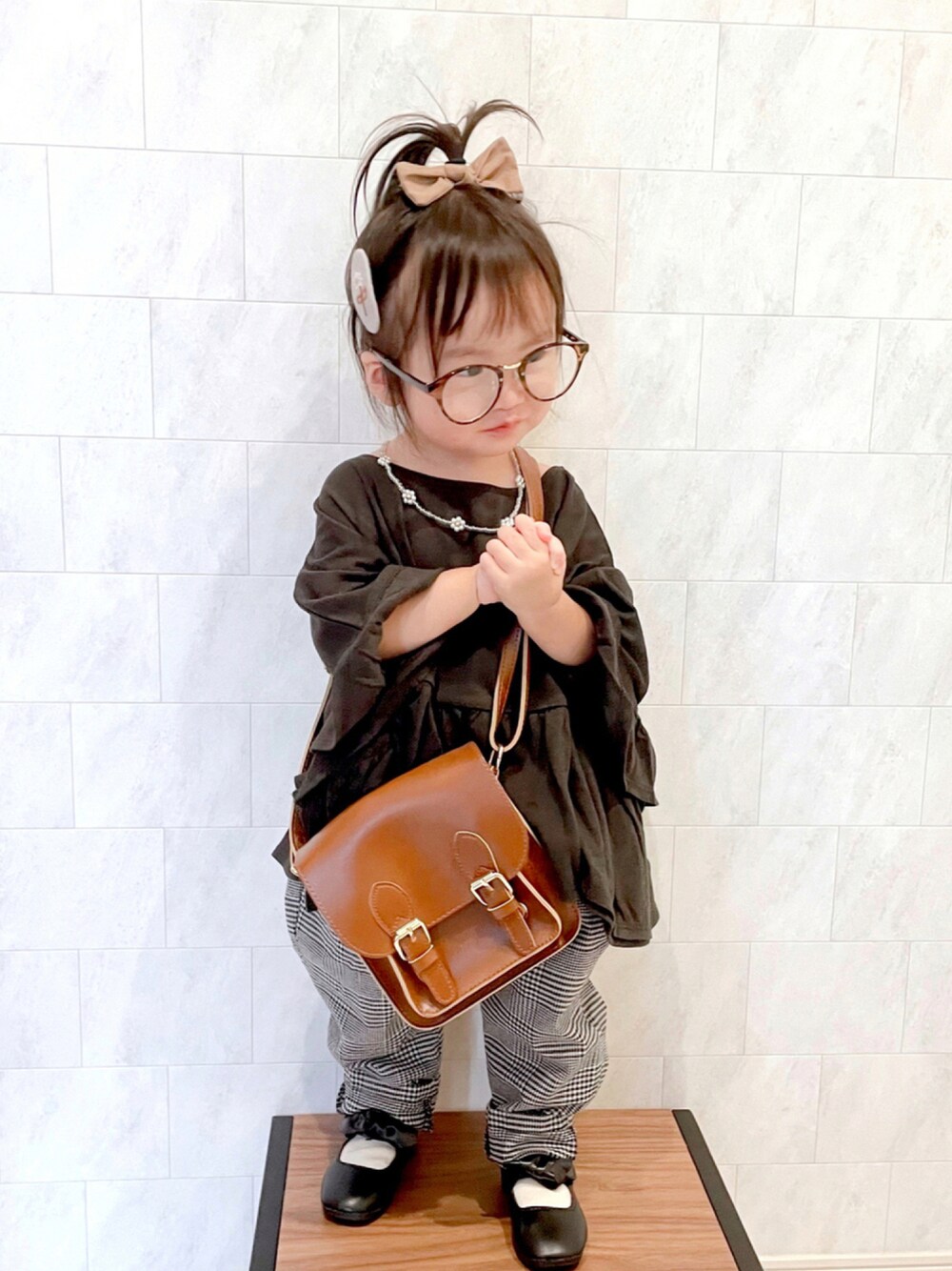 「チェック、ビッグシルエット、ショルダーバッグ、めがね、秋色、休日スタイル、バレエシューズ、プチプラ、キッズコーデ、カジュアルコーデ、BREEZE、秋コーデ、シェフパンツ、秋服準備はじめました、秋トレンド2021」｜「B:MING by BEAMSのB:MING by BEAMS / ポンチョ クルーネック Tシャツ(90~140cm)（Tシャツ/カットソー、ブラック系）」を使った、✿KURiMi✿さん（キッズ・100cm）の秋コーディネートの1枚目の写真