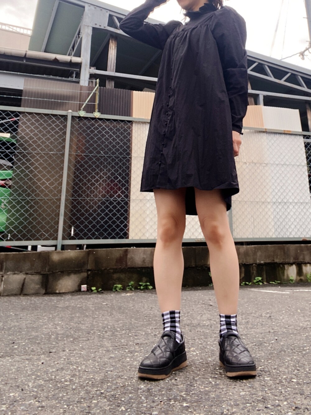 「休日スタイル、おしゃれさんと繋がりたい、低身長コーデ、プチプラコーデ、楽チンコーデ、ワンピース、ワンピース×スニーカー、スリッポン、H&M、黒」｜「H&Mのアイテム（ワンピース、ブラック系）」を使った、mari0922kさん（レディース・152cm）の夏コーディネートの1枚目の写真