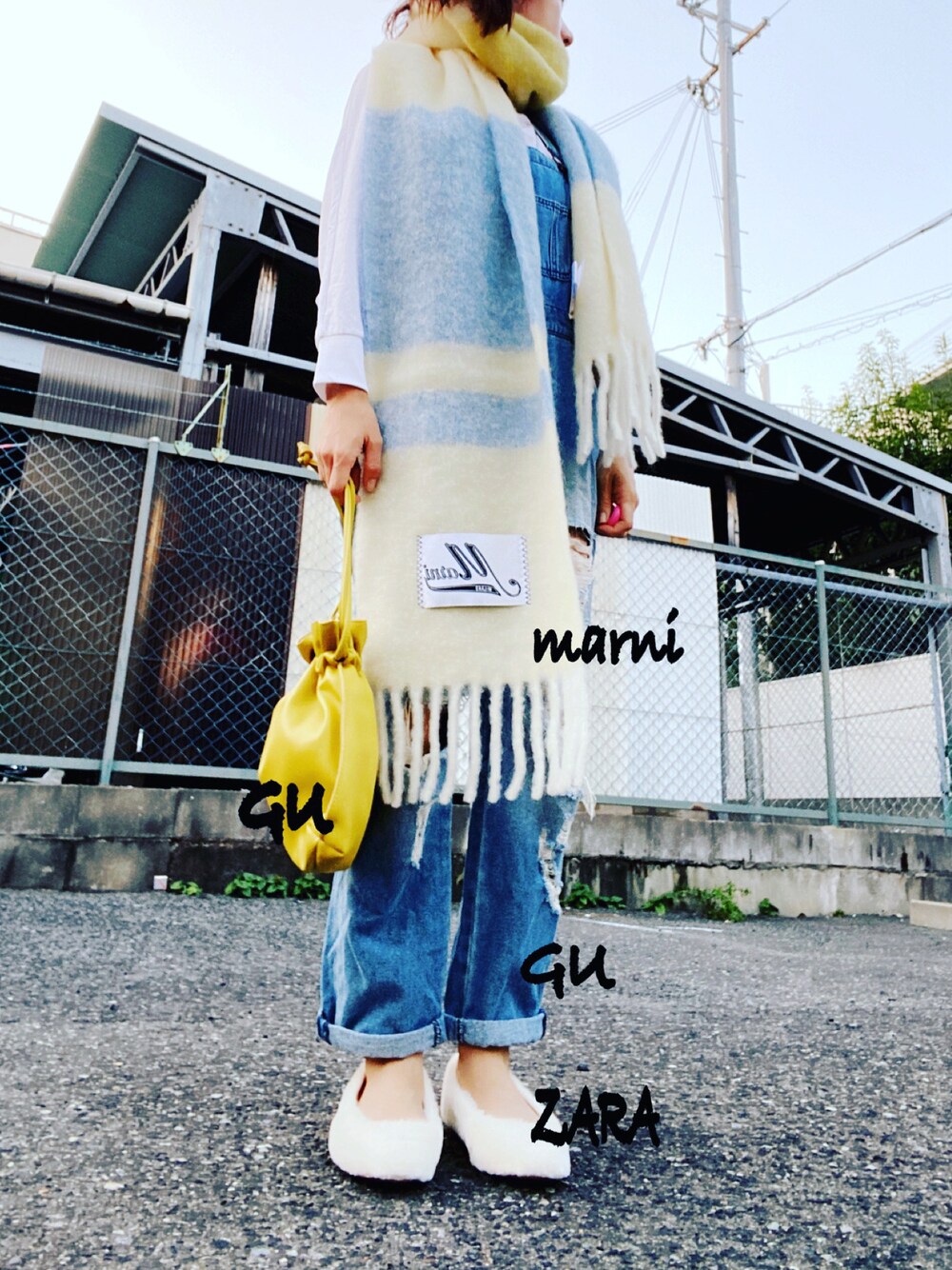 「ZARA、ZARAコーデ、zara、GU、GUコーデ、サロペット、マフラー、もこもこ」｜「GUのアイテム（サロペット/オーバーオール、ブルー系）」を使った、mari0922kさん（レディース・152cm）の秋コーディネートの1枚目の写真