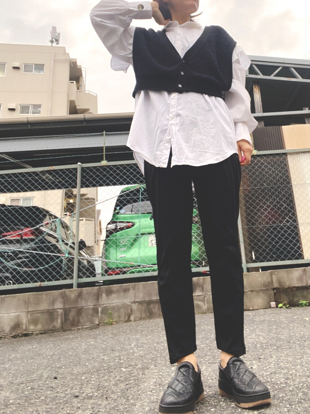「秋コーデ、秋服準備はじめました、低身長コーデ、おしゃれさんと繋がりたい、H&M、ローリーズファーム(LOWRYS FARM)、ベスト×シャツ、ベスト、シャツスタイル、プチプラ」｜「LOWRYS FARMの２ＷＡＹガラビスチェ　947814（ベスト、ブラック系）」を使った、mari0922kさん（レディース・152cm）の夏コーディネートの1枚目の写真