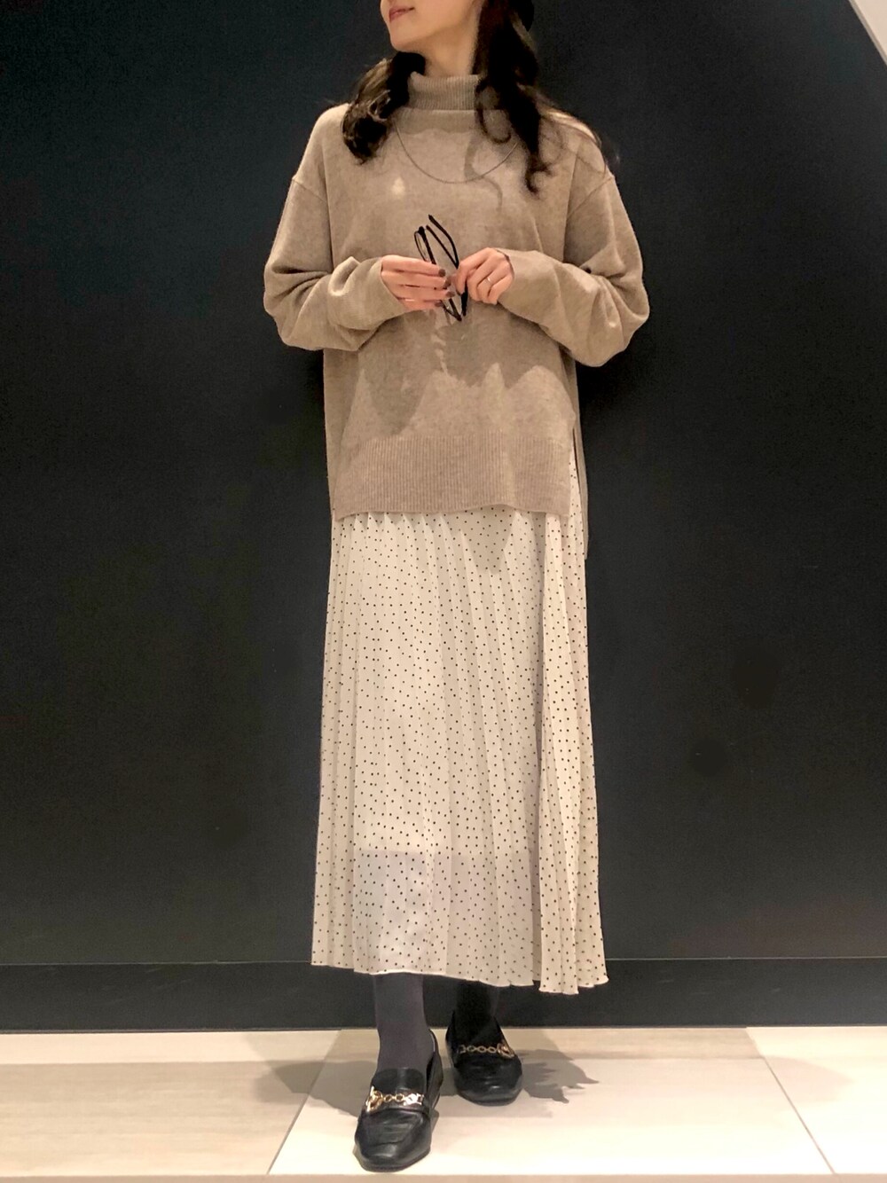 「大人カジュアル、秋冬コーデ、タートルネックニット、ドット柄スカート、ベージュコーデ」｜「ROPE' PICNICの【人気ブロガーAkaneさんコラボ】【emur】タートルニットプルオーバー（ニット/セーター、ベージュ系）」を使った、momoさん（レディース・157cm）の秋コーディネートの1枚目の写真