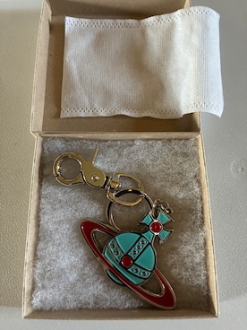 「Vivienne Westwood（ヴィヴィアンウエストウッド）のアイテム（キーケース/キーアクセサリー、ゴールド系）」を使った、Sayakaさん（レディース・169cm）の春コーディネート