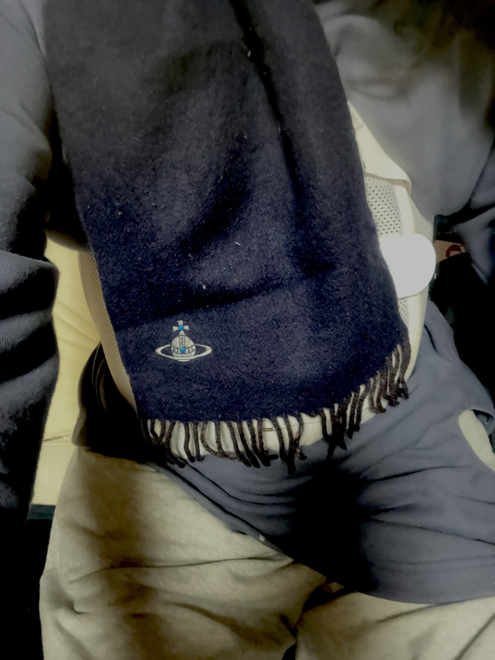 ブルー系のワンピース、グレー系のパンツ、ブルー系のマフラーを着用したレディースの秋コーディネートの1枚目の写真