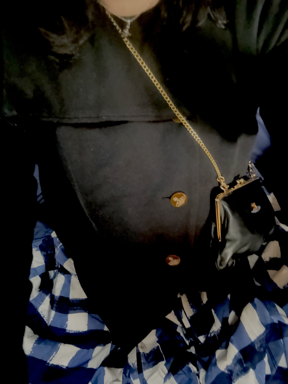 ブラック系のジャケット/アウター、ブラック系のバッグ、ブラック系のトップスを着用したレディースの秋コーディネートの1枚目の写真