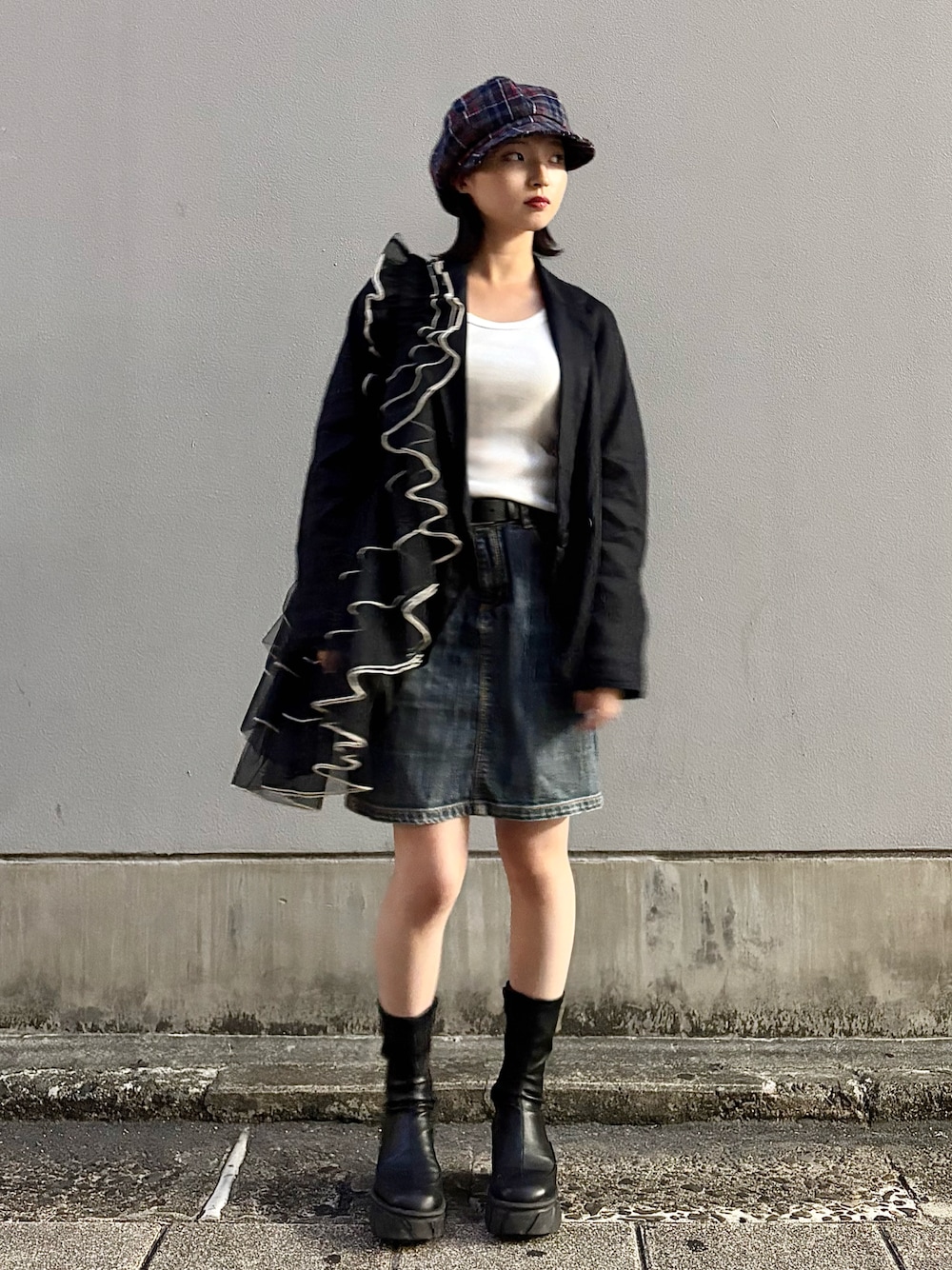 ブラック系のボディバッグ/ウエストポーチ、ブルー系のキャップを着用したレディースの秋コーディネートの1枚目の写真