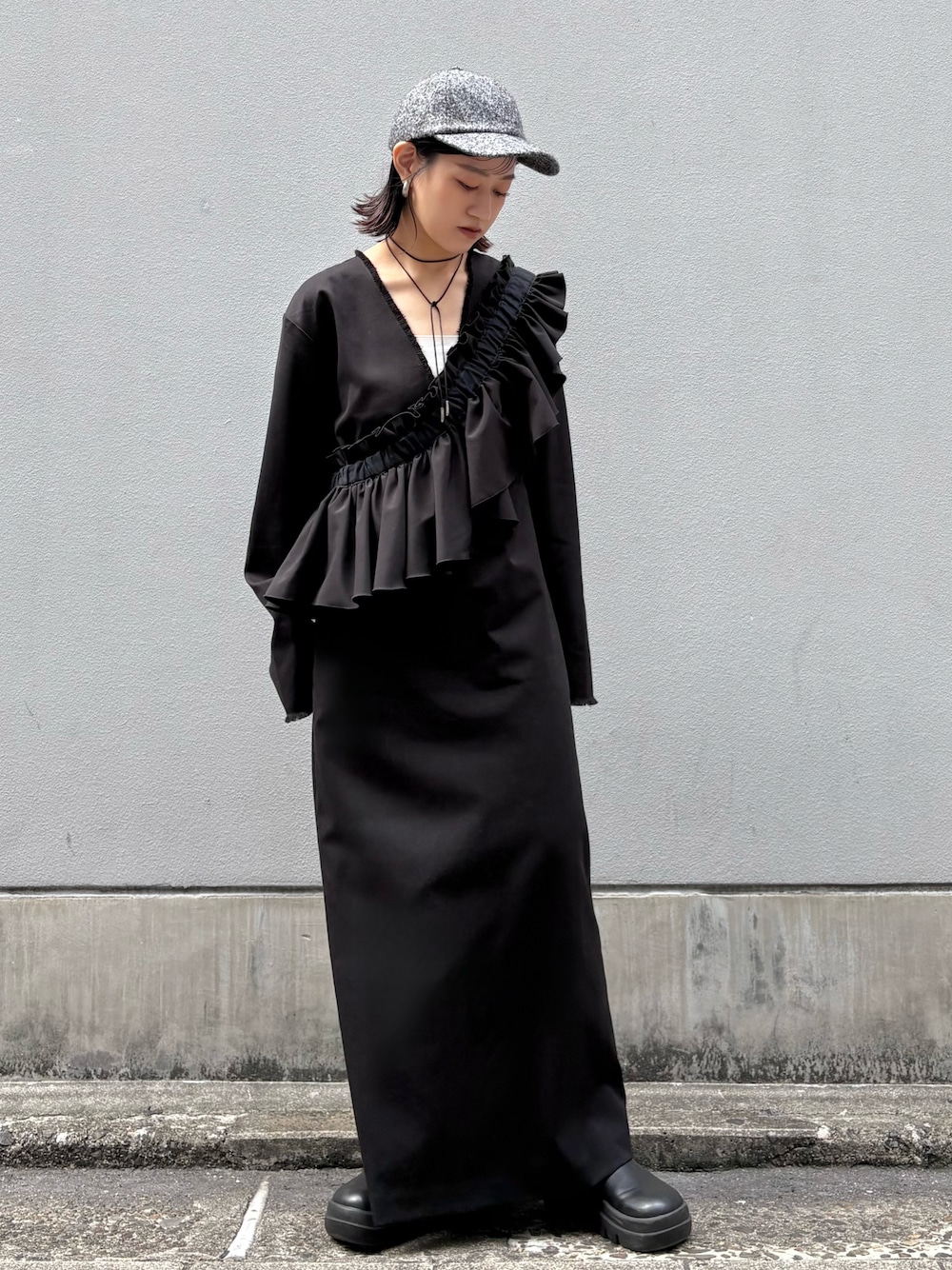 ブラック系のボディバッグ/ウエストポーチ、グレー系のキャップを着用したレディースの秋コーディネートの1枚目の写真