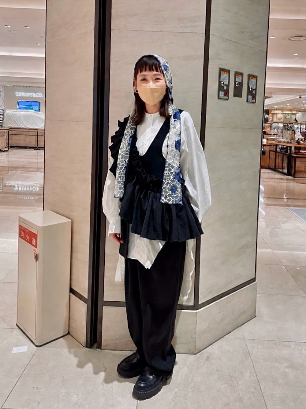 ブラック系のボディバッグ/ウエストポーチ、ブラック系のボディバッグ/ウエストポーチ、ブラック系のボディバッグ/ウエストポーチを着用したレディースの秋コーディネートの1枚目の写真